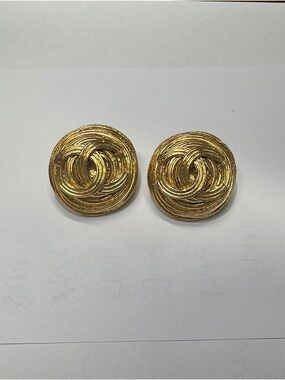 Authentic Vintage CHANEL 1994 18k Gold Plated CC Nest Clip-On Earrings